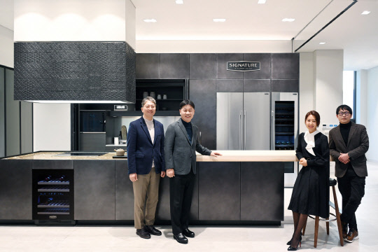 LG전자는 21일 서울시 강남구 청담동에 프리미엄 빌트인 '시그니처 키친 스위트' 청담 쇼룸을 열었다. 사진 왼쪽부터 이상규 LG전자 한국영업본부장(사장), 류재철 H&A사업본부장(부사장), 고객 대표로 참석한 배우 김희애, 건축가 김찬중이 청담 쇼룸 3층 리빙관에서 시그니처 키친 스위트를 소개하고 있다. <LG전자 제공>